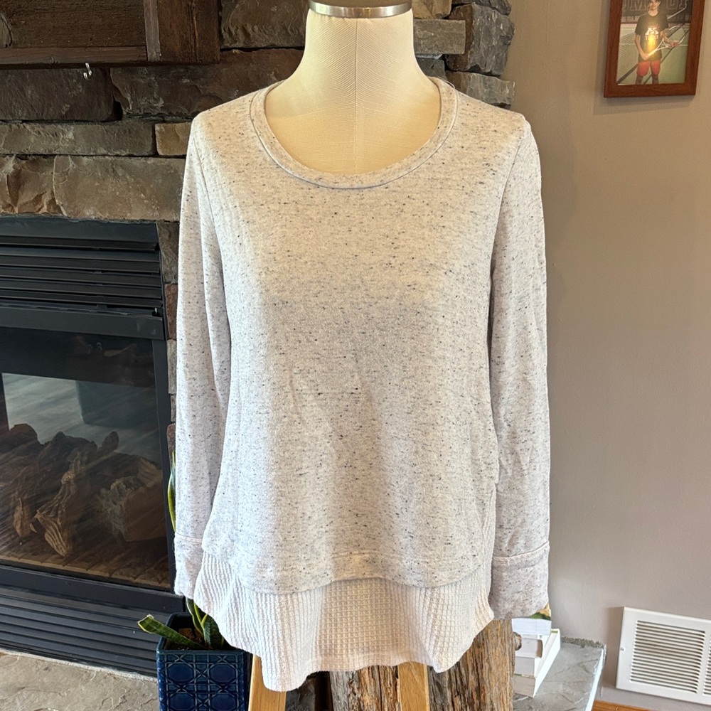 Maurices Light Gray Crew Neck Sweater size medium